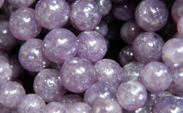 Натуральные камни фиолетового цвета